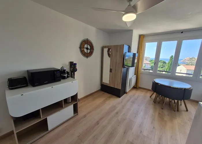 Apartment Center With Sea View