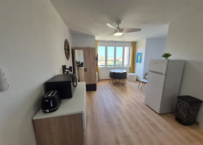 Center With Sea View Apartment LʼÎle-Rousse